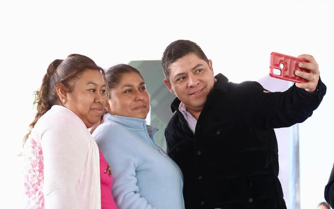 FAMILIAS DE MEXQUITIC RECONOCEN A RICARDO GALLARDO POR OBRAS Y APOYOS ALIMENTARIOS