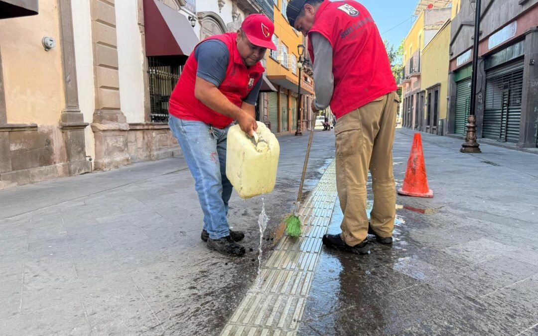 Gobierno de la Capital limpia y da mantenimiento a guía podotáctil del Centro Histórico