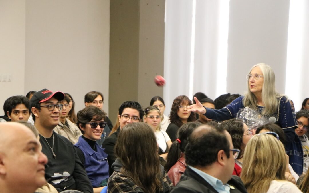 Reconocida astrónoma Julieta Fierro comparte con la comunidad universitaria su visión sobre la física y la ciencia