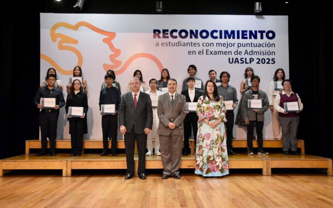 Estudiantes con mejores puntajes de ingreso a la UASLP reciben reconocimiento del rector AJZG