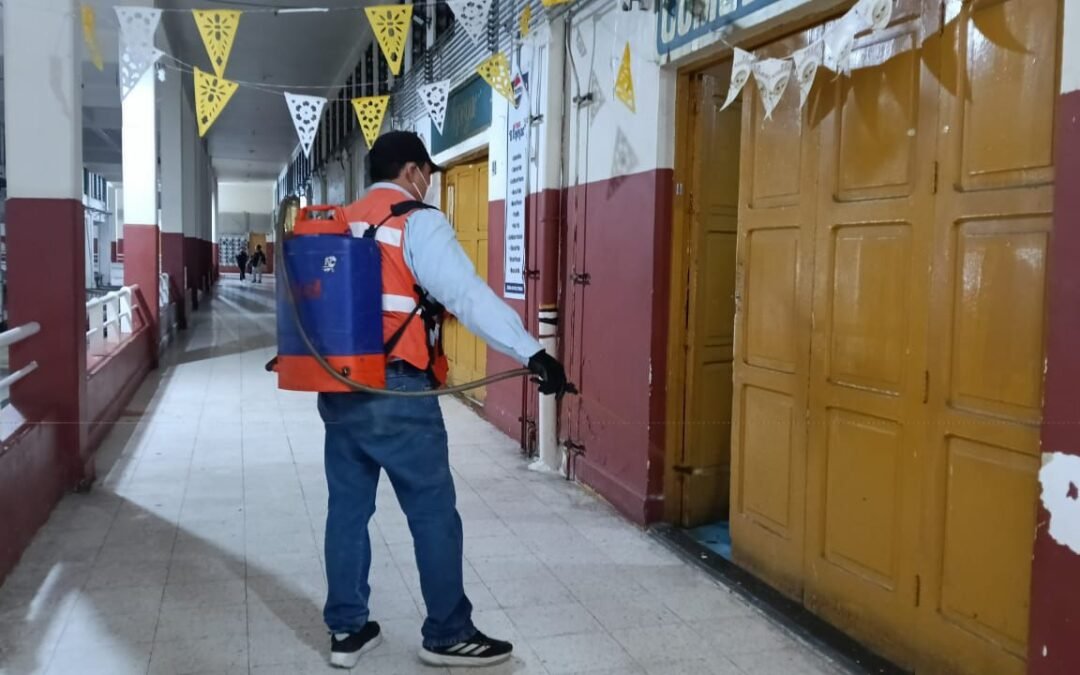 Mercados municipales de San Luis Potosí reciben fumigación para mayor seguridad e higiene
