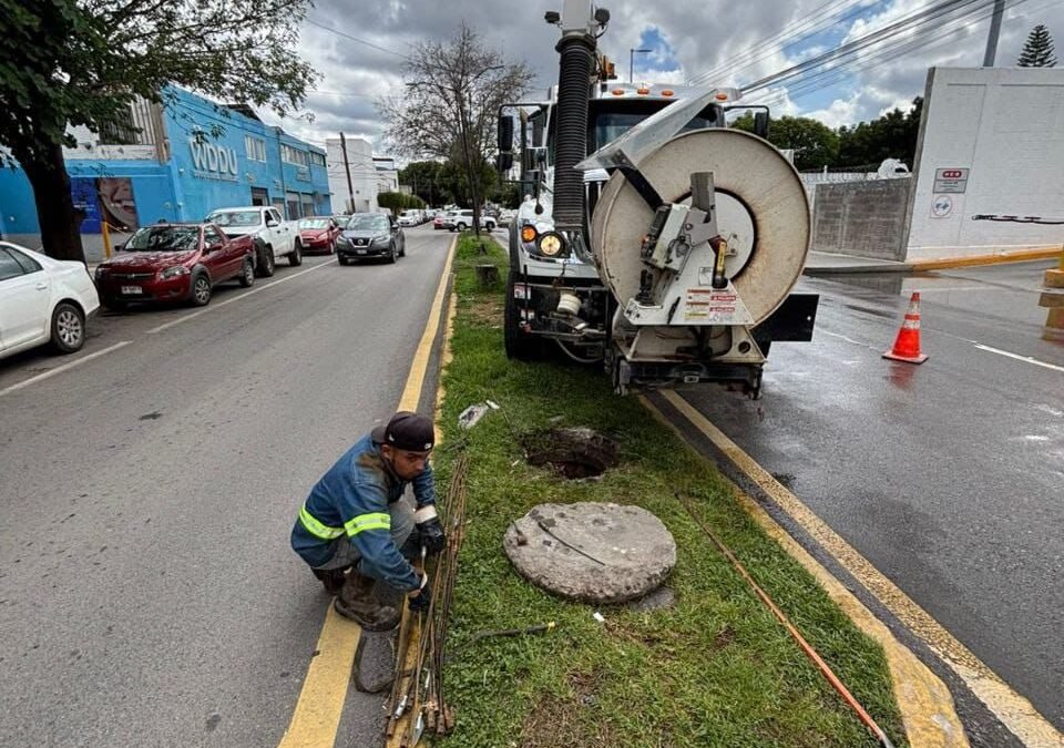 Interapas retira 120 kilos de basura y grasa en Fray José de Arlegui