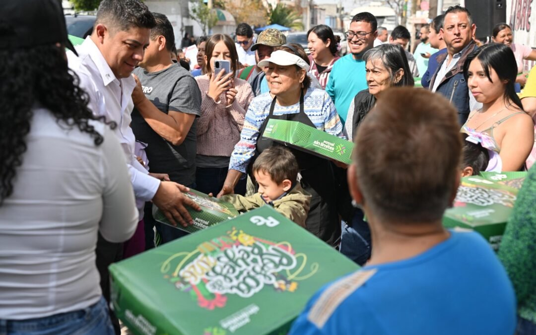 RICARDO GALLARDO CELEBRA CON FAMILIAS EL DÍA DE REYES