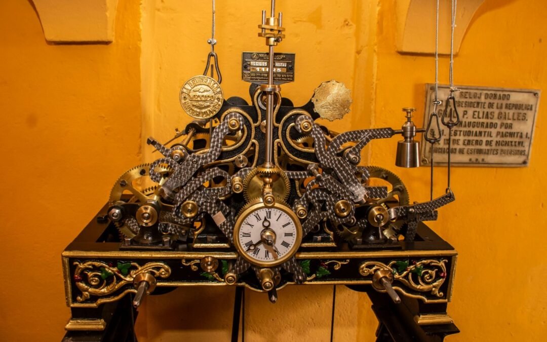 Con exposición histórica, la UASLP conmemora los 100 años del reloj del Edificio Central