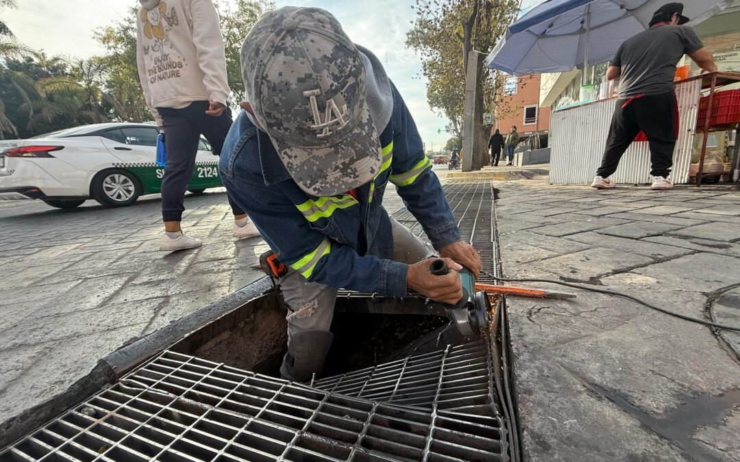 Gobierno de la Capital repara rejilla en Uresti y Madero para reforzar movilidad y seguridad del Centro Histórico
