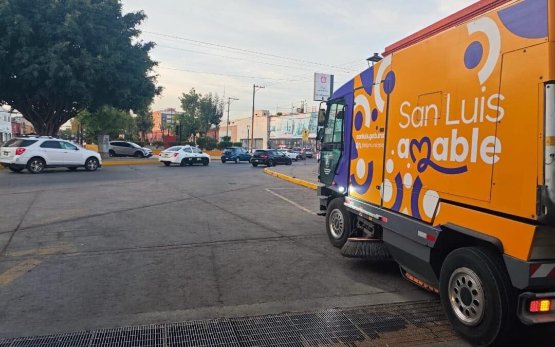 Gobierno de la Capital refuerza limpieza urbana con barrido mecánico en vialidades principales