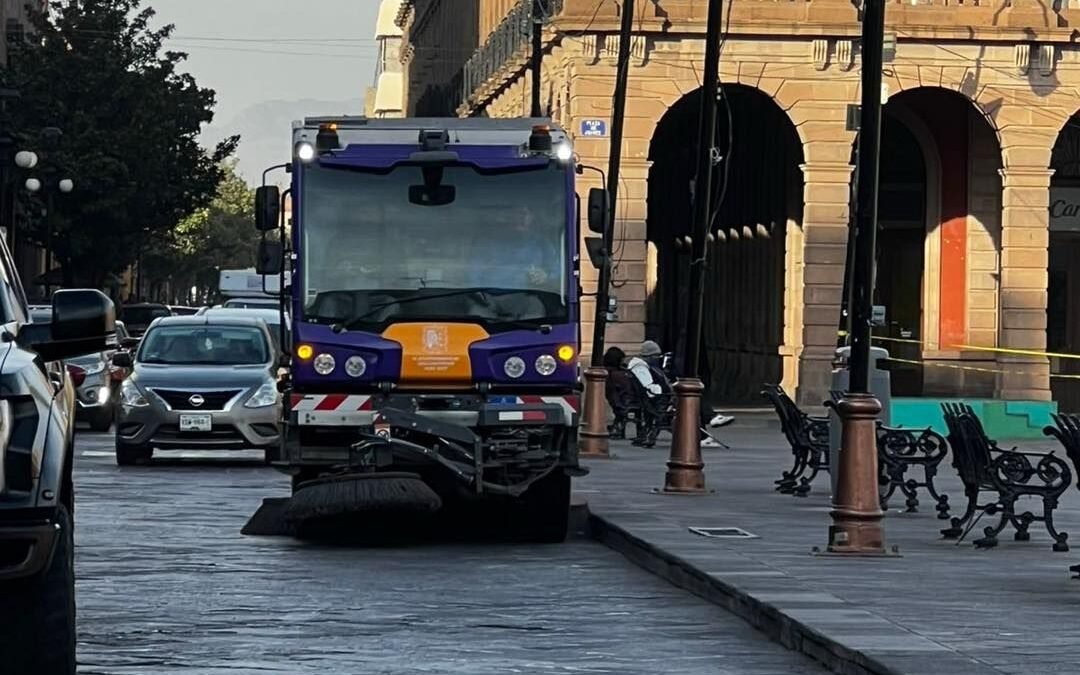 Refuerzan labores de limpieza en plazas con apoyo de barredora mecánica