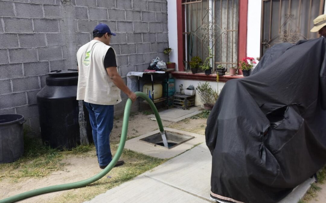 FAMILIAS CON DESABASTO, RECIBEN APOYO DEL AYUNTAMIENTO CON AGUA EN PIPAS