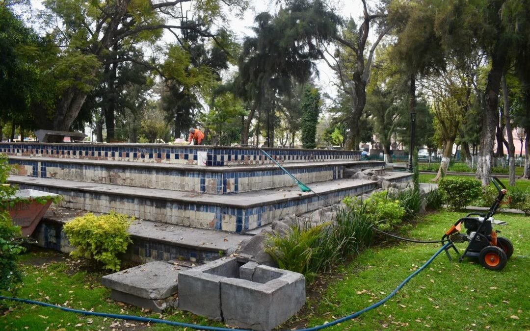 Gobierno de la Capital realiza limpieza integral de la fuente de la Alameda