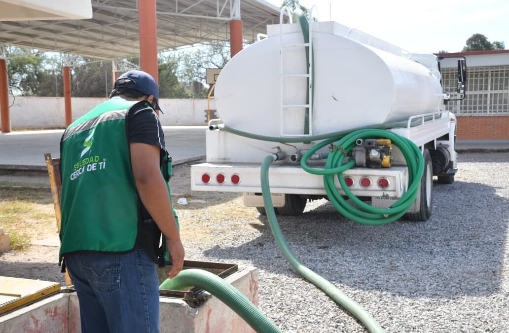 PLANTELES EDUCATIVOS EN SOLEDAD RECIBEN RESPALDO CON AGUA POTABLE GRATUITA