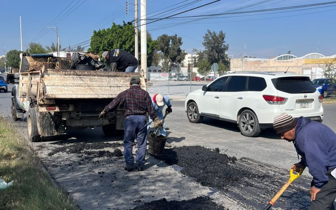Gobierno Municipal atiende reportes ciudadanes para aplicar bacheo emergente