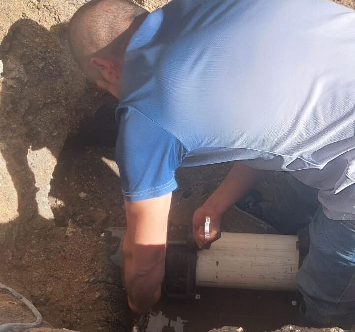 Reparación de fuga en Coronel Romero evita desperdicio de agua