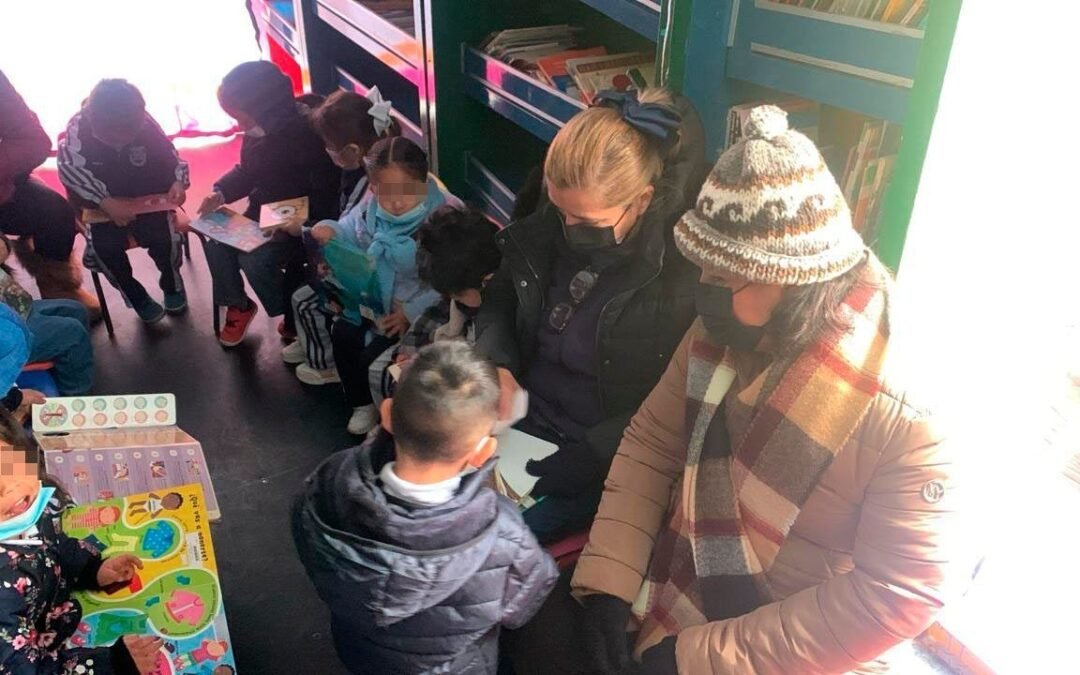 Crece interés de planteles educativos por la Biblioteca Móvil del Gobierno de la Capital