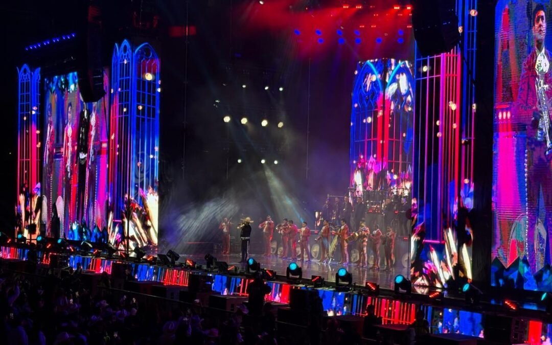 JULIÓN ÁLVAREZ FIRMA UNA NOCHE DE ROMANTICISMO EN LA ARENA POTOSÍ