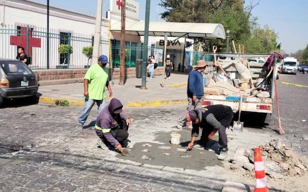 Actúa Gobierno de la Capital de manera proactiva y repara adoquines en Calzada de Guadalupe