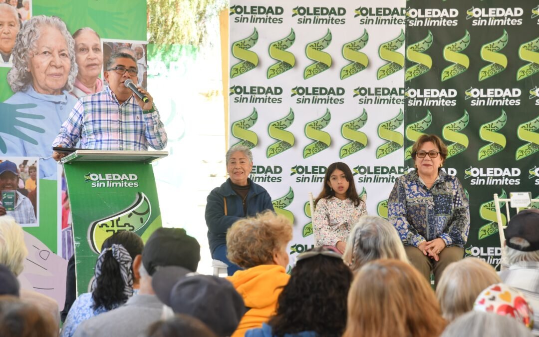 JUAN MANUEL NAVARRO ENTREGA APOYOS ECONÓMICOS A ADULTOS MAYORES EN LA COLONIA SAN ANTONIO