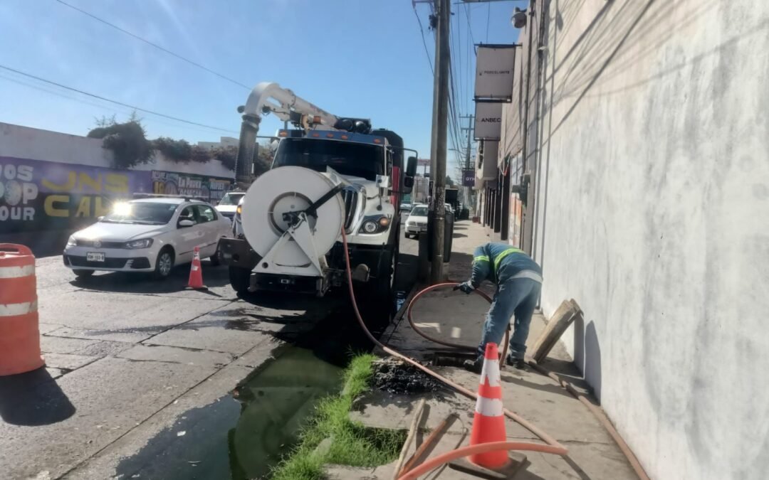 Interapas atiende fuga de aguas residuales en Sebastián Elcano y Prolongación Muñoz