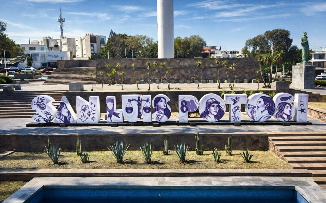 Ayuntamiento de SLP viste de morado las letras monumentales del Asta Bandera por el 8M