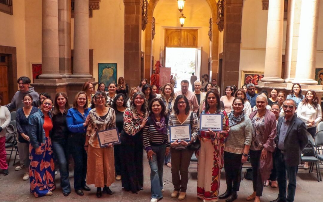 Reflexionan sobre el papel de las mujeres en las artes visuales en conversatorio realizado en Palacio Municipal