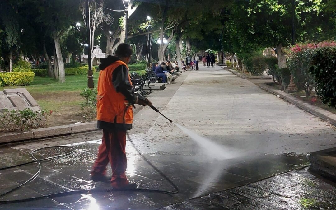 Limpieza nocturna en el Centro Histórico de San Luis Capital, en preparación para la Semana Santa