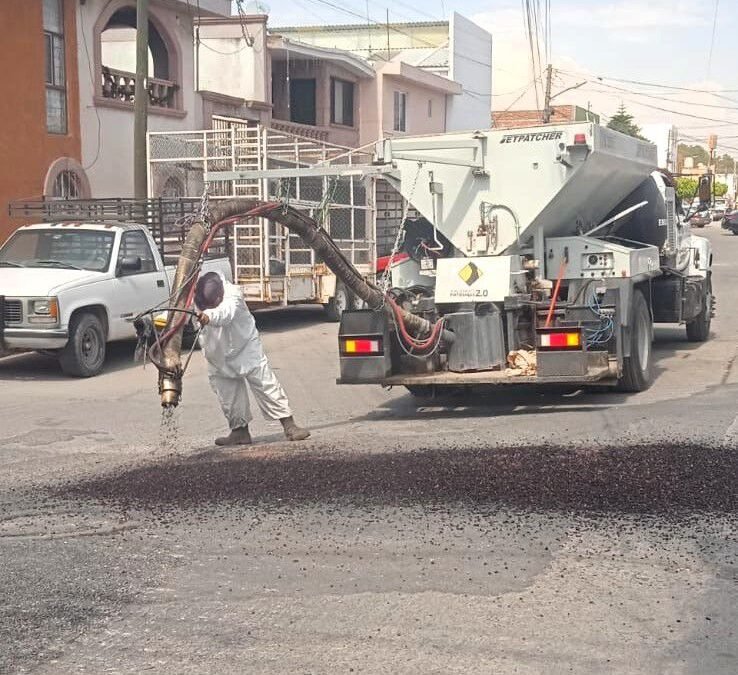 Rehabilitan vialidades en Tequisquiapan, Lomas y La Forestal con bacheo emergente