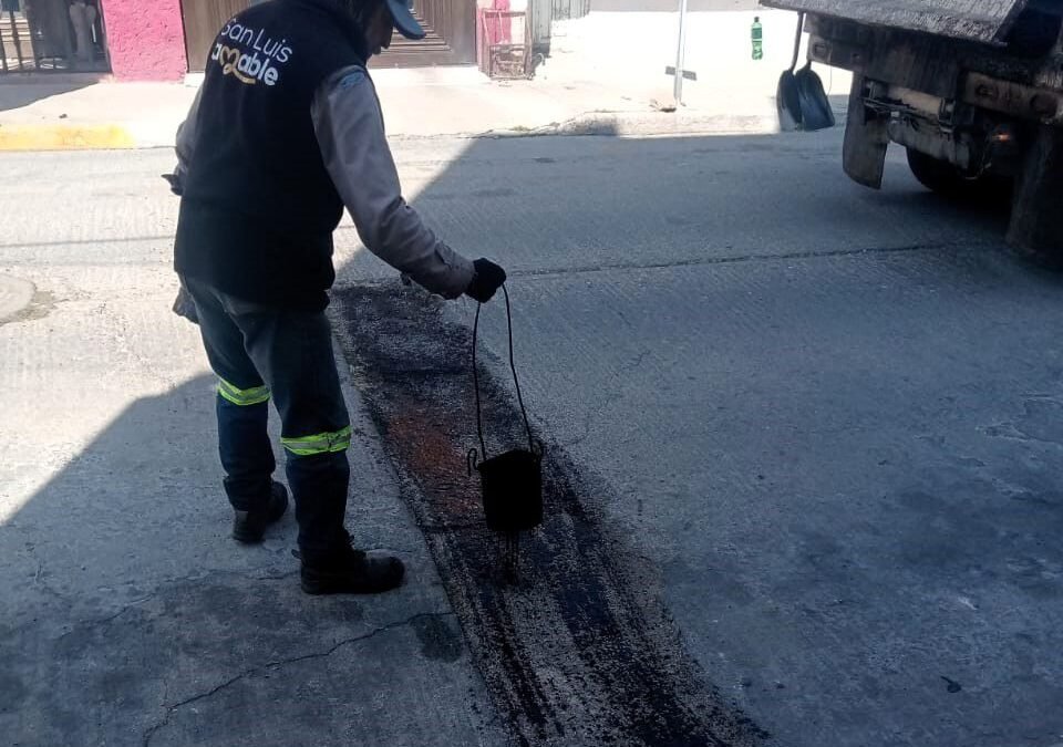 Avanza bacheo emergente con apoyo ciudadano en colonias de la capital potosina