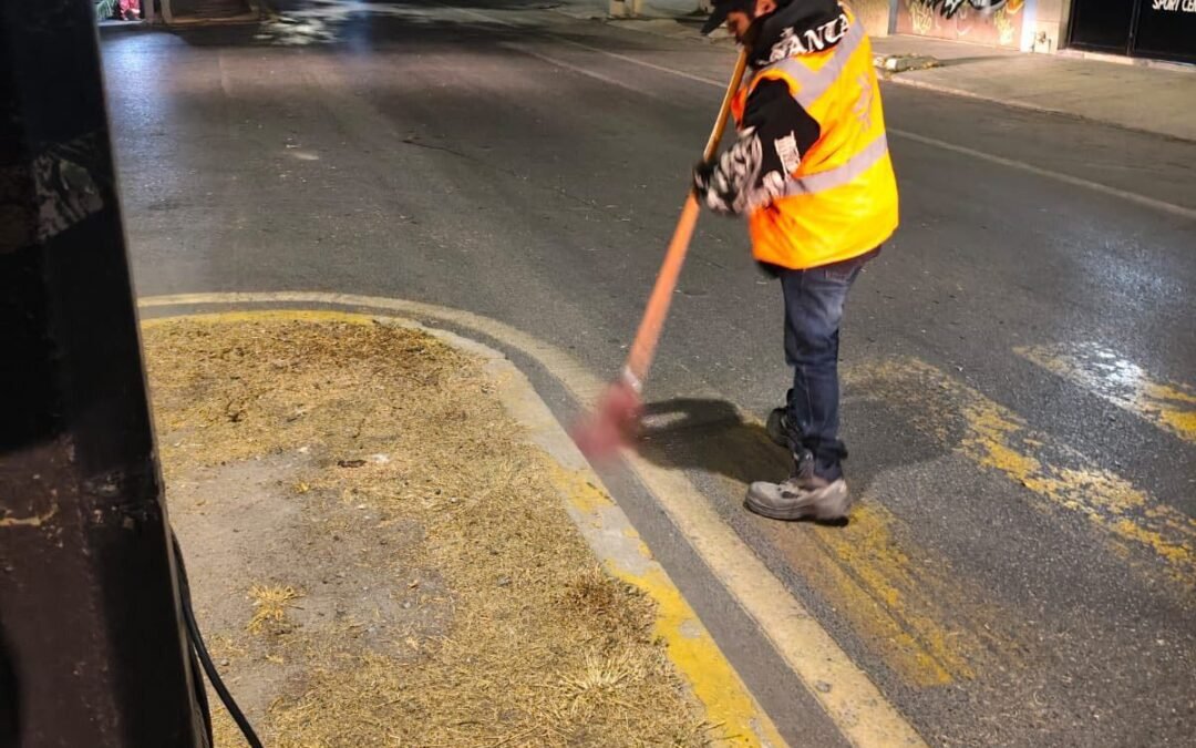 Cuadrillas municipales trabajan día y noche en limpieza urbana y mantenimiento de canchas deportivas