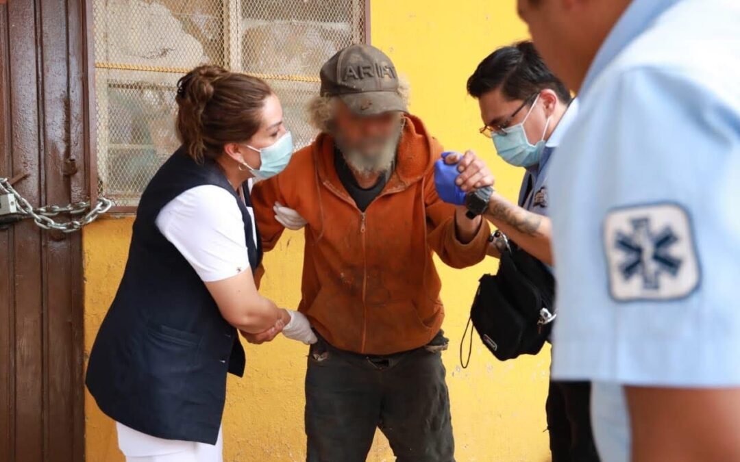 GOBIERNO ESTATAL BRINDA ATENCIÓN A PERSONA ADULTA MAYOR EN SITUACIÓN DE CALLE