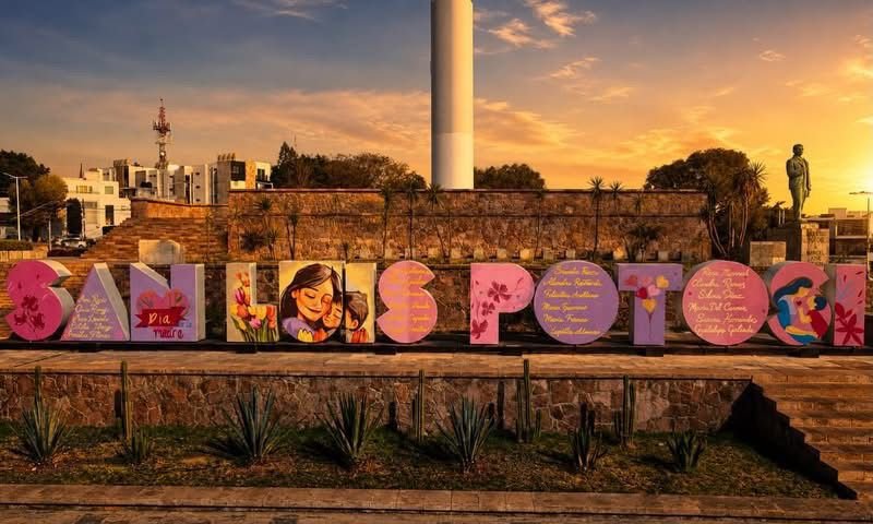 Ayuntamiento de San Luis Capital homenajea a las madres en letras monumentales