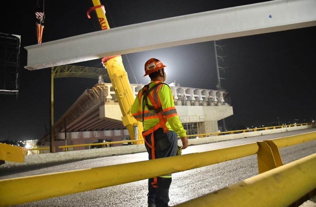INICIA COLOCACIÓN DE TRABES EN ETAPA FINAL DEL PUENTE SUPERIOR VEHICULAR DE CIRCUITO POTOSÍ EN SOLEDAD