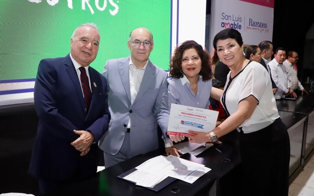 Galindo reconoce y premia a maestros que enseñan, inspiran y encauzan a nuestra niñez