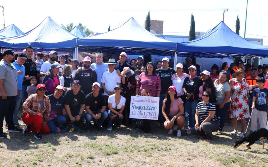 Domingo de Pilas llegó a la colonia La Gloria con limpieza, alumbrado y servicios de salud