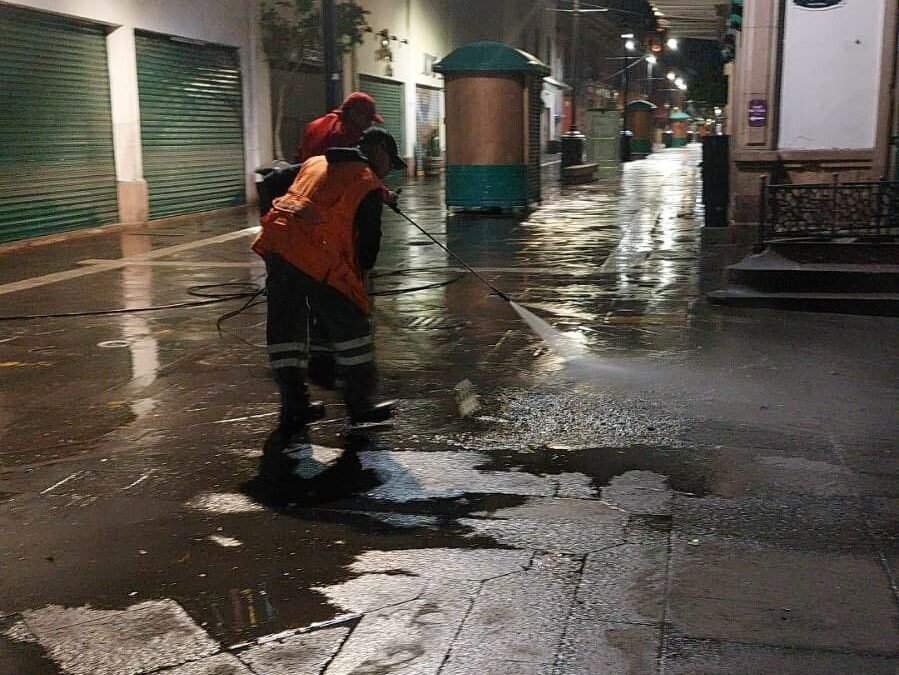 Gobierno de la Capital realiza labores nocturnas de limpieza en el Centro Histórico