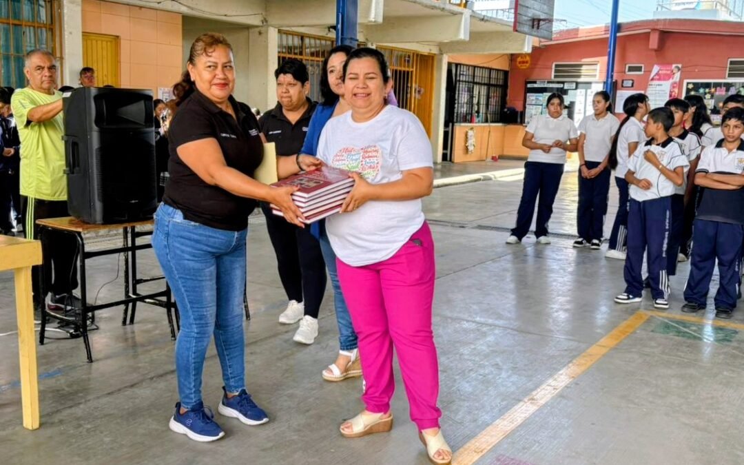SOLEDAD DE G. S. FORTALECE LA EDUCACIÓN DE LA NIÑEZ CON DONACIÓN DE LIBROS Y ENCICLOPEDIAS A ESCUELAS