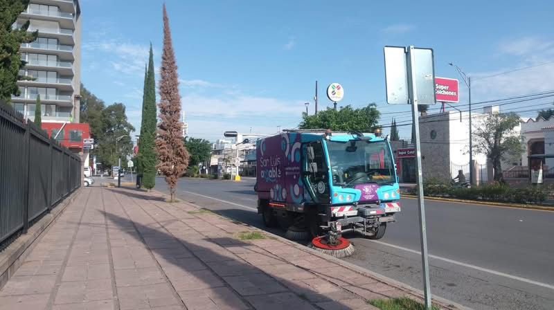Desde el amanecer, barredora mecánica trabaja para mantener limpia San Luis Capital