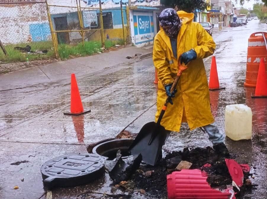 Interapas libera drenaje obstruido por basura y lodo en avenida Fleming