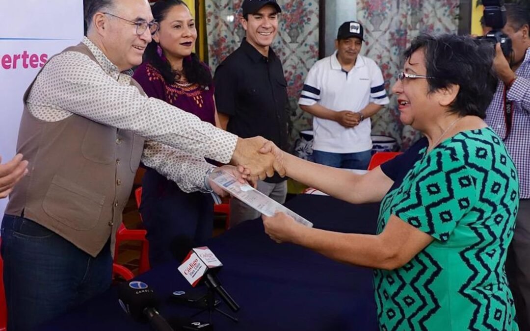 Trámites simples, negocios fuertes: Galindo entrega licencias