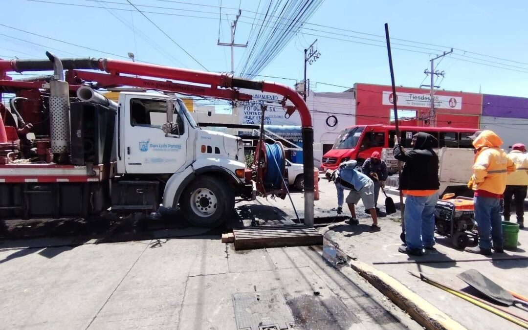 Con equipo de la Dirección Municipal de Agua, se redobla limpieza del sistema de drenaje