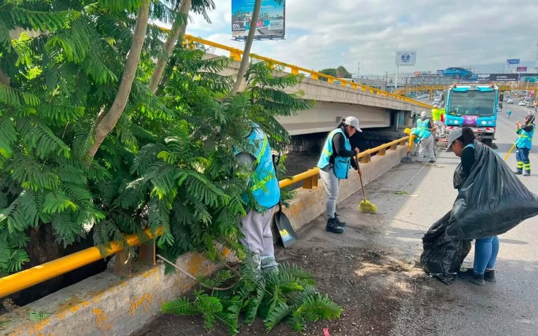 Ayuntamiento de SLP realiza mantenimiento y destape de drenajes pluviales en el Distribuidor Juárez